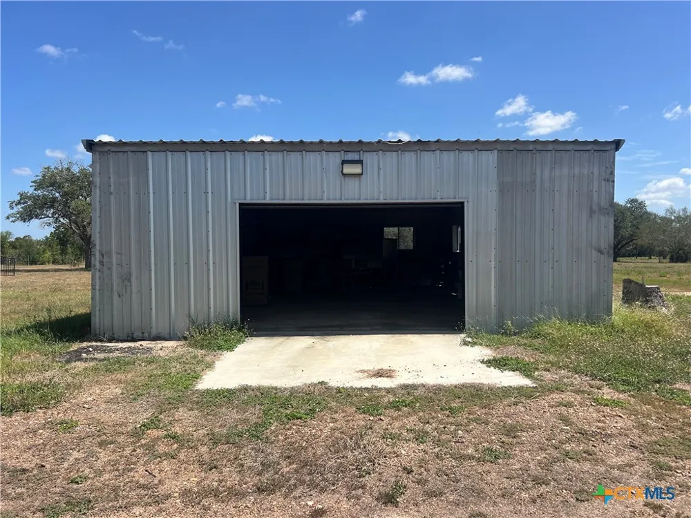 527 Moritz Road Meyersville, TX 77974
