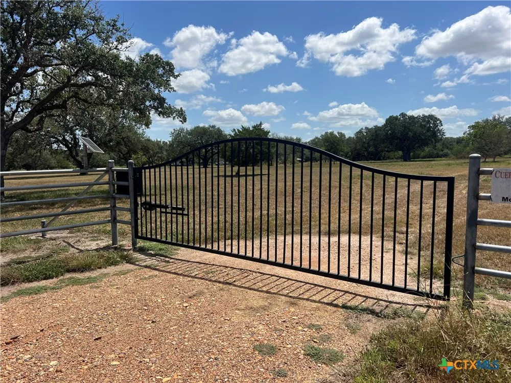 527 Moritz Road Meyersville, TX 77974