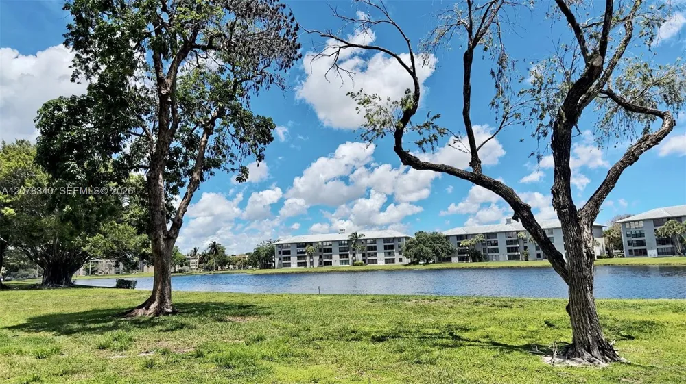 9420 Poinciana Pl #206 Davie, FL 33324