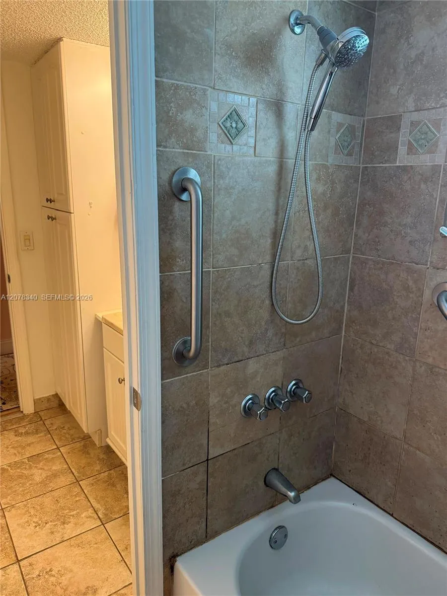 9420 Poinciana Pl #206 Davie, FL 33324