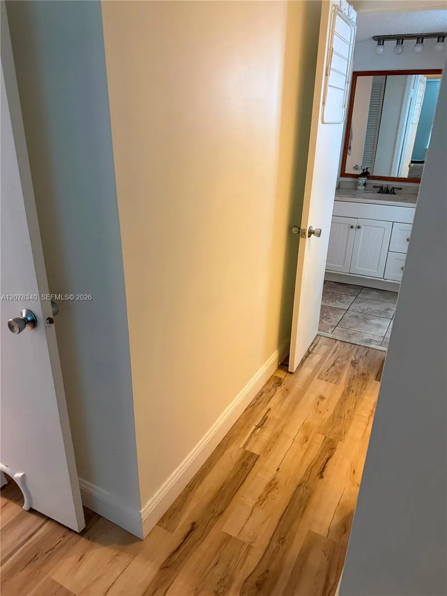 9420 Poinciana Pl #206 Davie, FL 33324