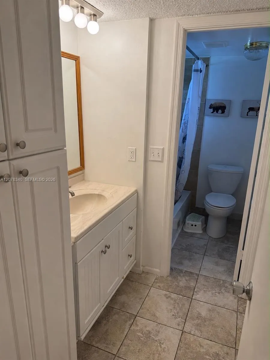 9420 Poinciana Pl #206 Davie, FL 33324