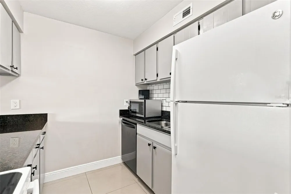 1000 LAKE OF THE WOODS BOULEVARD #B202 Fern Park, FL 32730