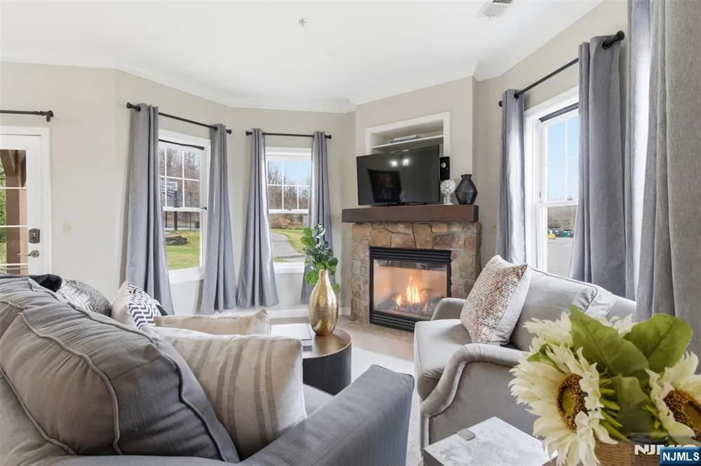 2 Pine Crescent 14 Vernon, NJ 07462
