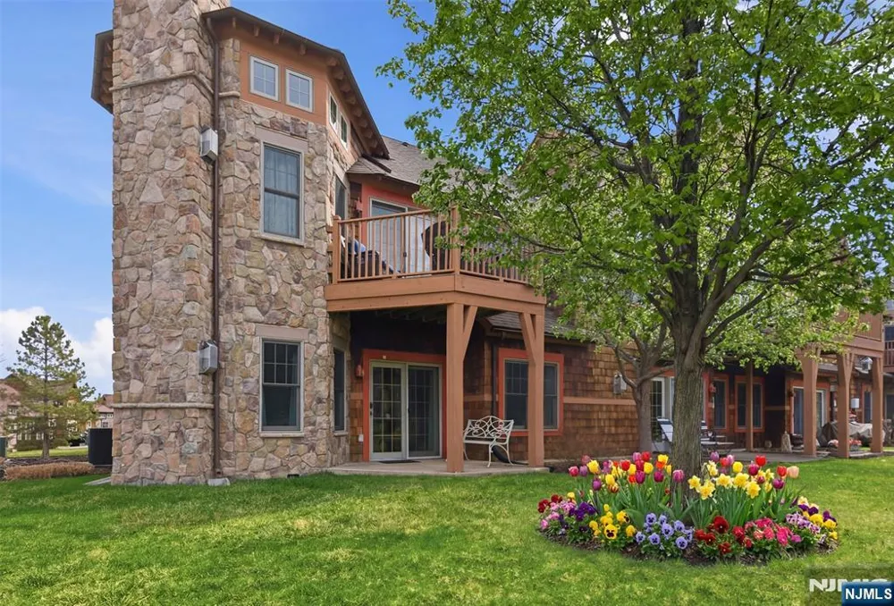 2 Pine Crescent 14 Vernon, NJ 07462