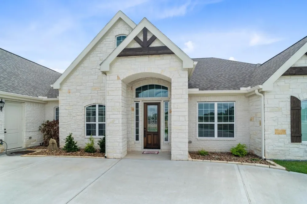305 Champions Court El Campo, TX 77437