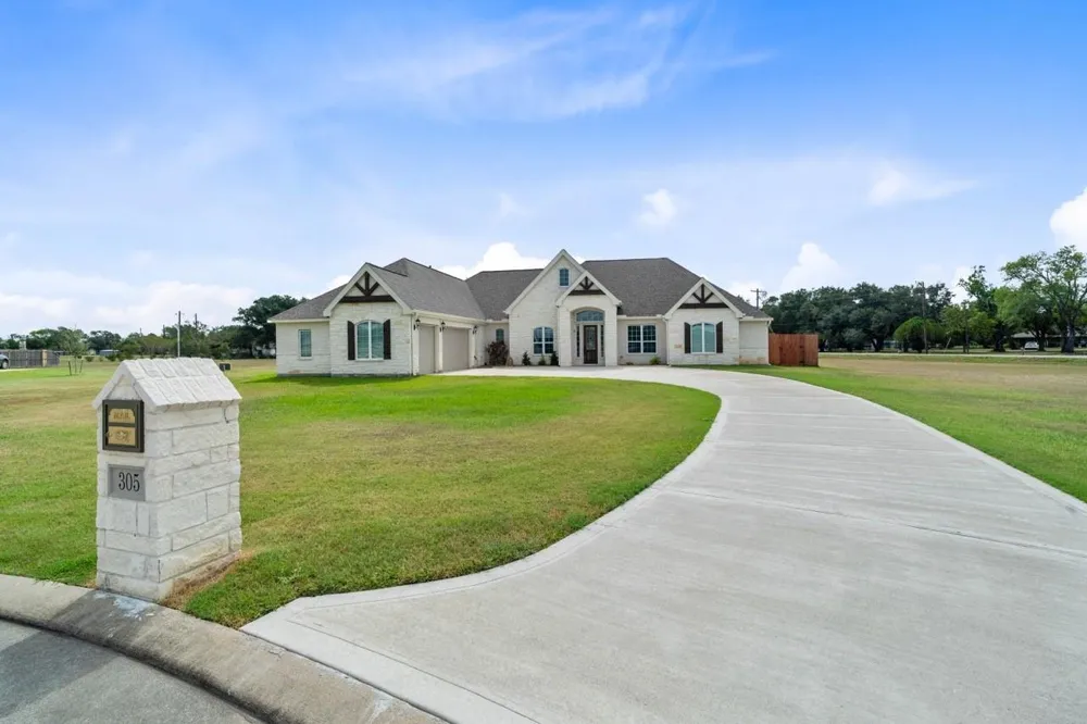305 Champions Court El Campo, TX 77437
