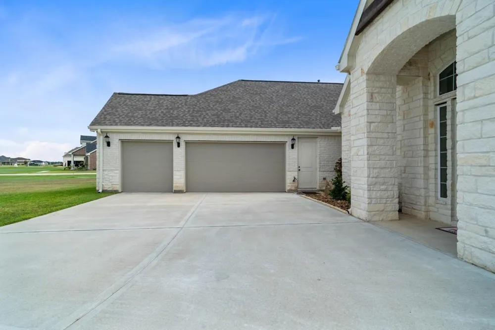 305 Champions Court El Campo, TX 77437