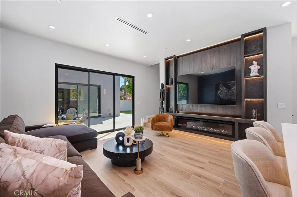 9400 Encino Avenue Northridge, CA 91325