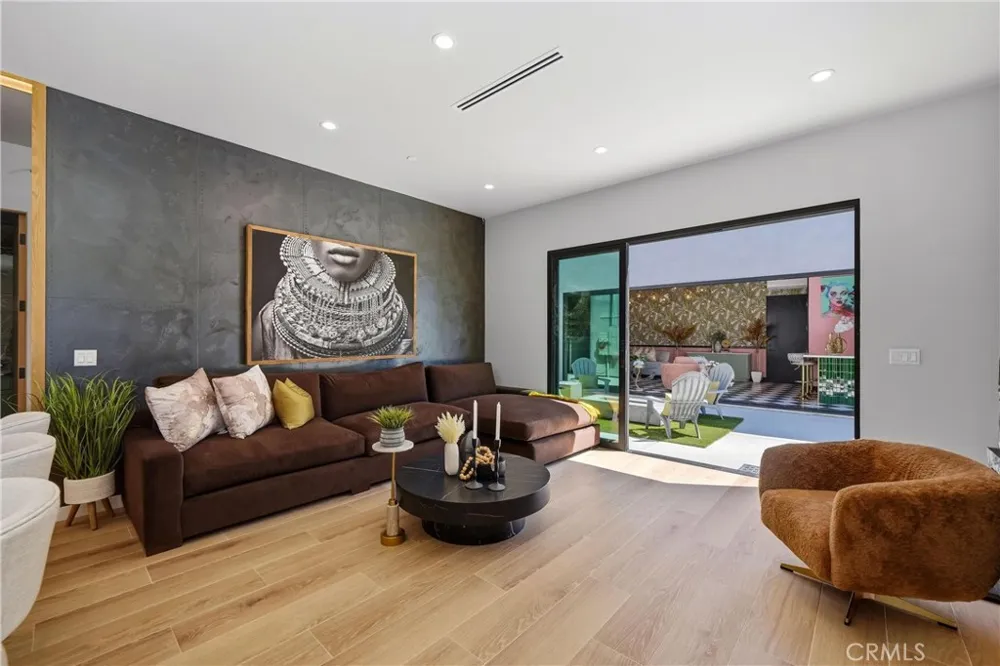 9400 Encino Avenue Northridge, CA 91325