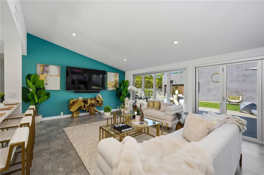 9400 Encino Avenue Northridge, CA 91325