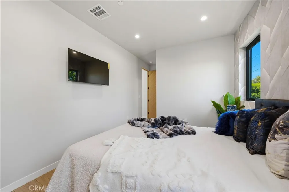 9400 Encino Avenue Northridge, CA 91325