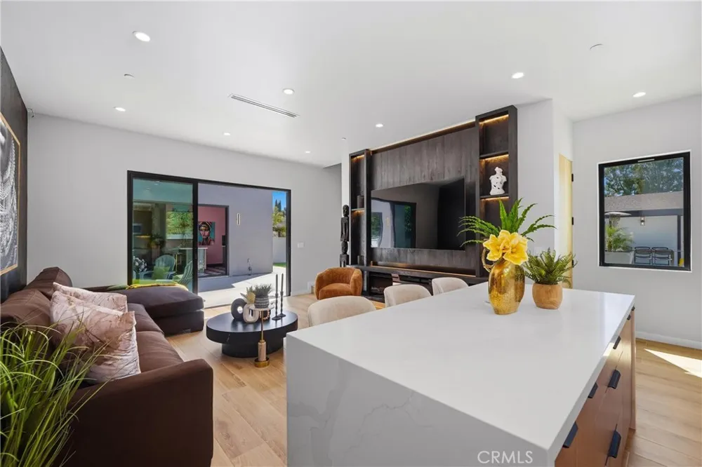 9400 Encino Avenue Northridge, CA 91325