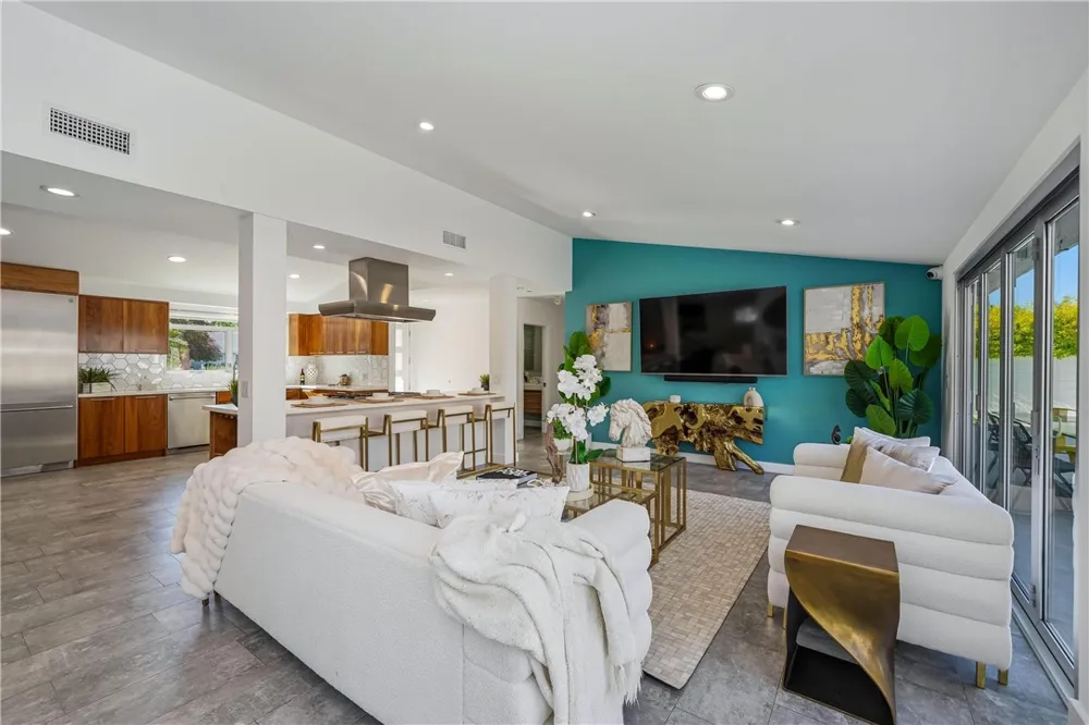 9400 Encino Avenue Northridge, CA 91325