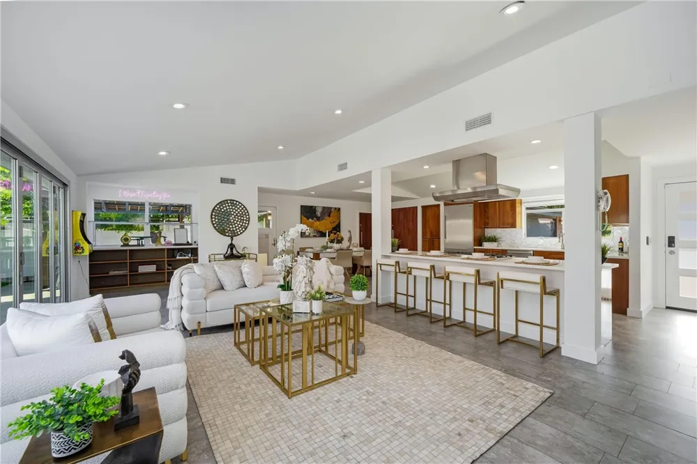 9400 Encino Avenue Northridge, CA 91325