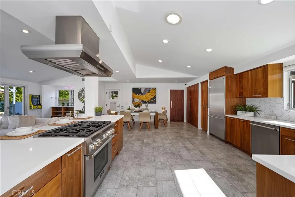 9400 Encino Avenue Northridge, CA 91325