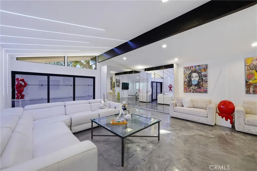 9400 Encino Avenue Northridge, CA 91325
