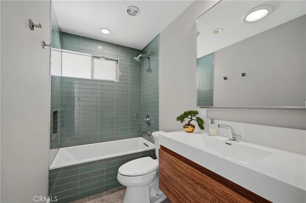 9400 Encino Avenue Northridge, CA 91325