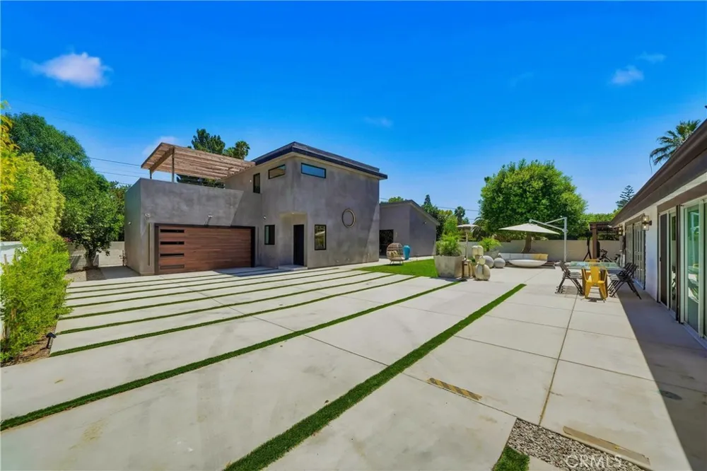9400 Encino Avenue Northridge, CA 91325