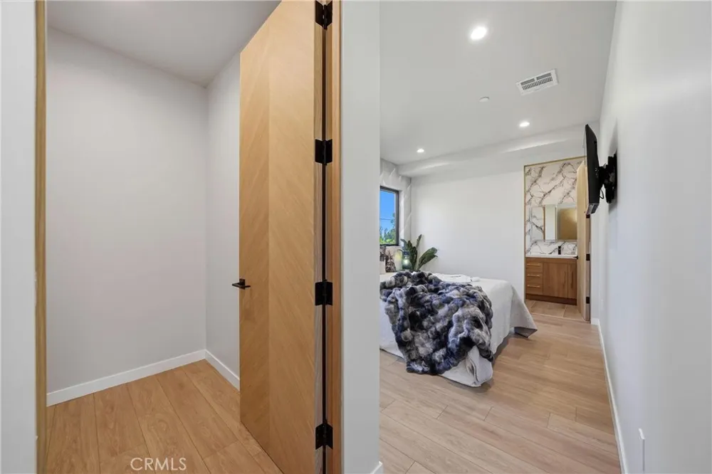 9400 Encino Avenue Northridge, CA 91325