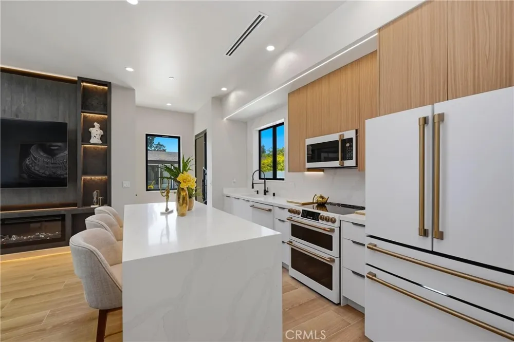 9400 Encino Avenue Northridge, CA 91325