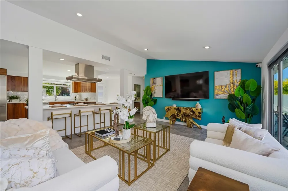 9400 Encino Avenue Northridge, CA 91325