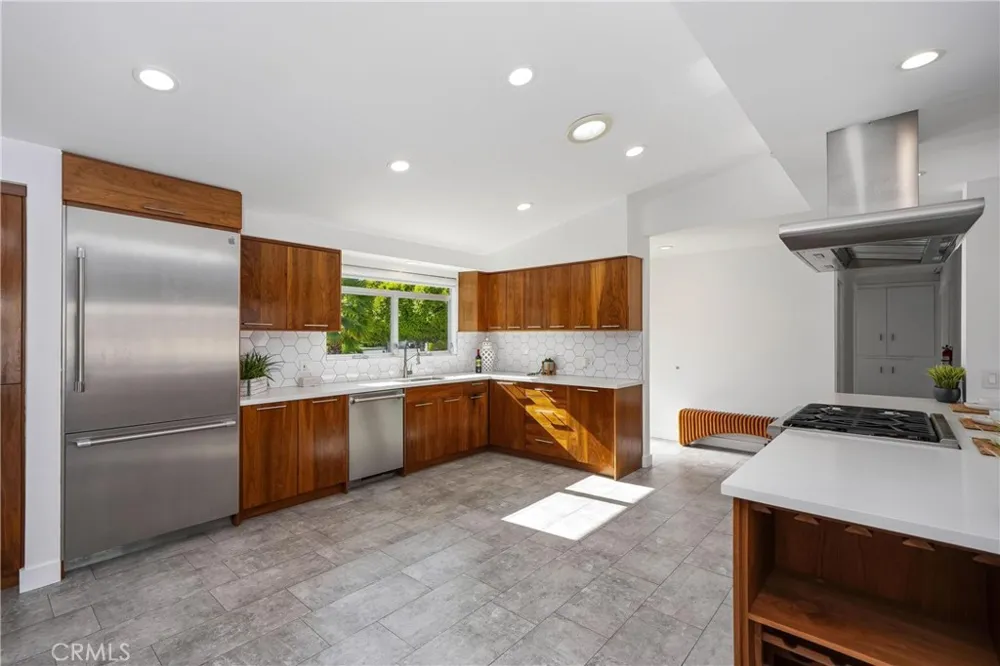 9400 Encino Avenue Northridge, CA 91325