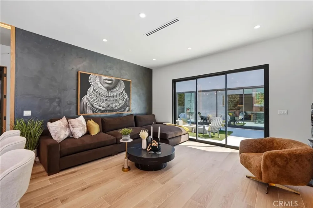 9400 Encino Avenue Northridge, CA 91325