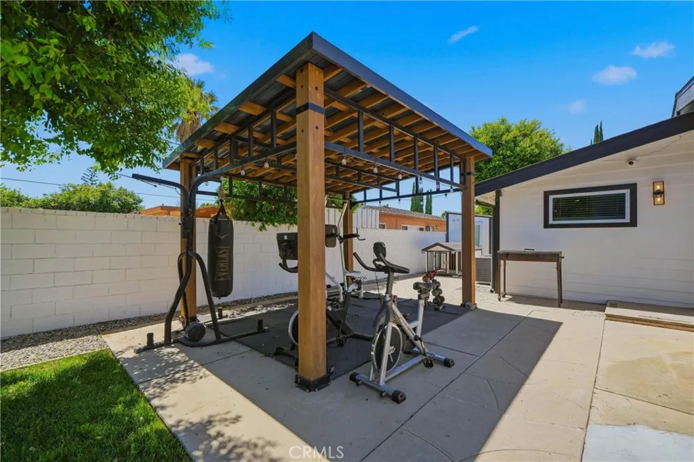 9400 Encino Avenue Northridge, CA 91325