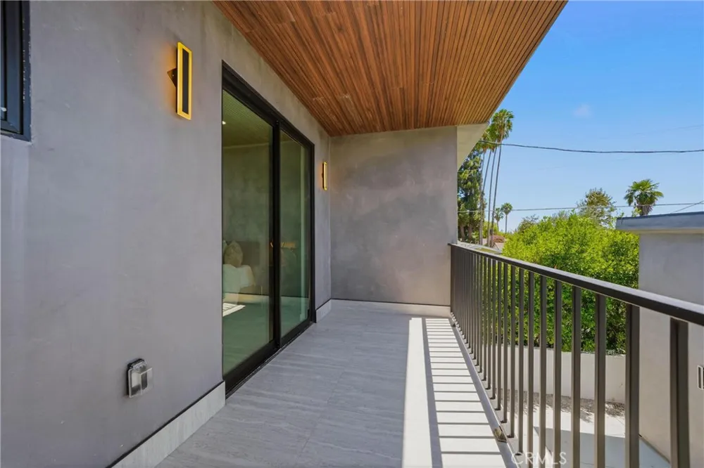 9400 Encino Avenue Northridge, CA 91325