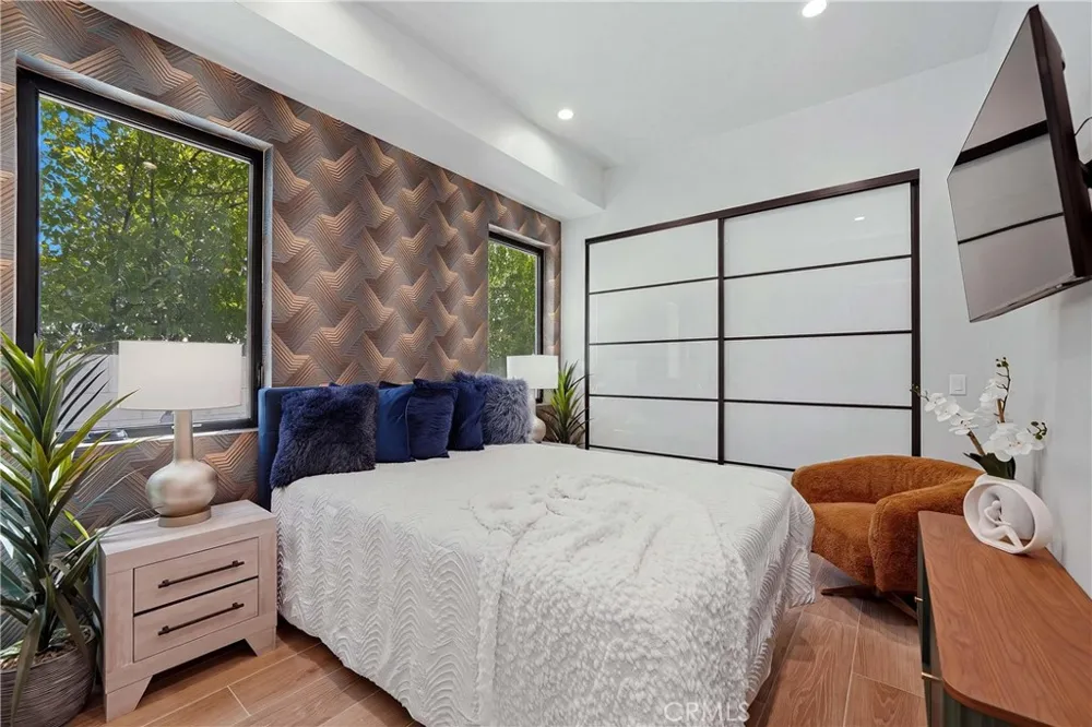 9400 Encino Avenue Northridge, CA 91325