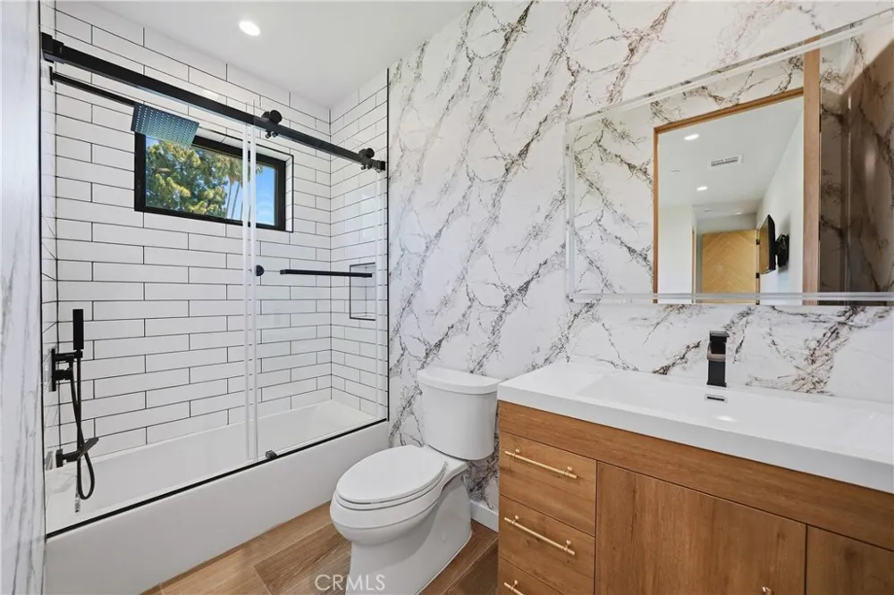 9400 Encino Avenue Northridge, CA 91325