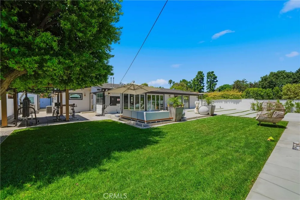 9400 Encino Avenue Northridge, CA 91325