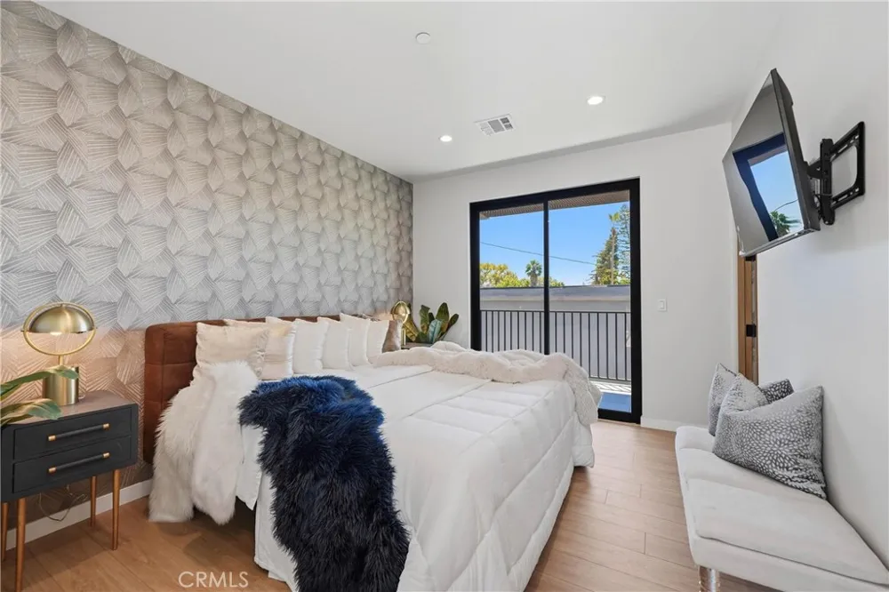 9400 Encino Avenue Northridge, CA 91325