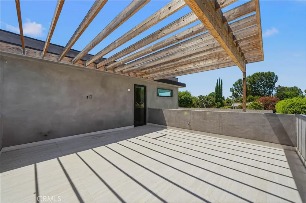 9400 Encino Avenue Northridge, CA 91325
