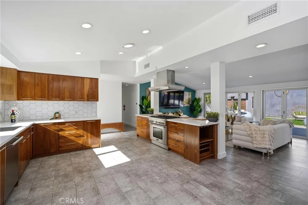 9400 Encino Avenue Northridge, CA 91325