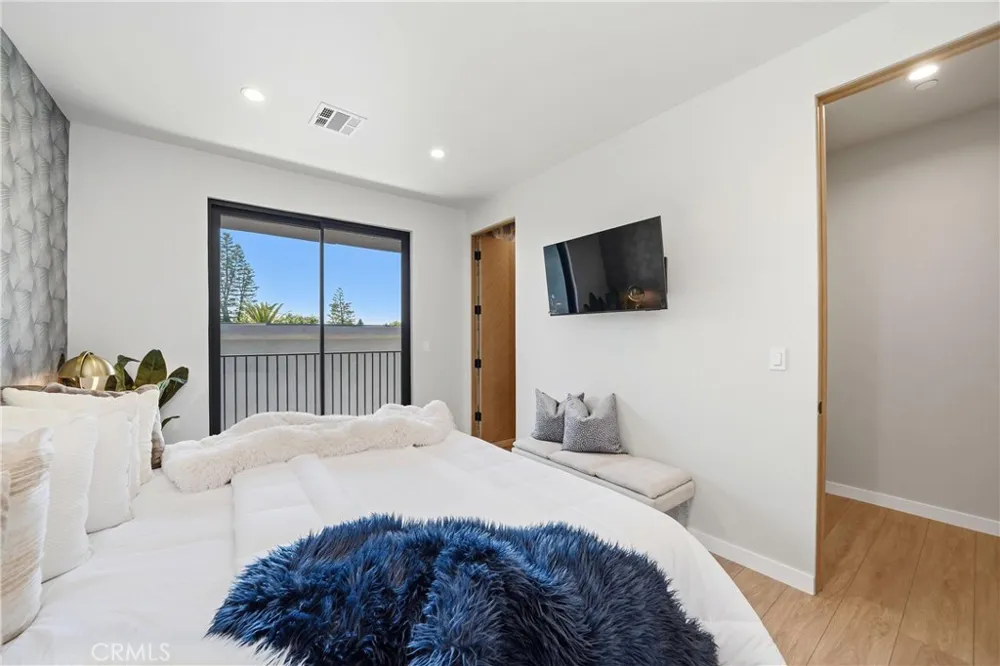 9400 Encino Avenue Northridge, CA 91325