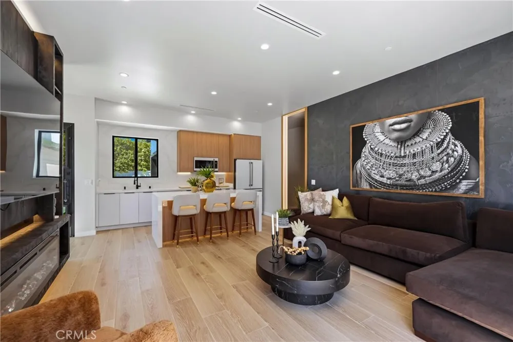9400 Encino Avenue Northridge, CA 91325