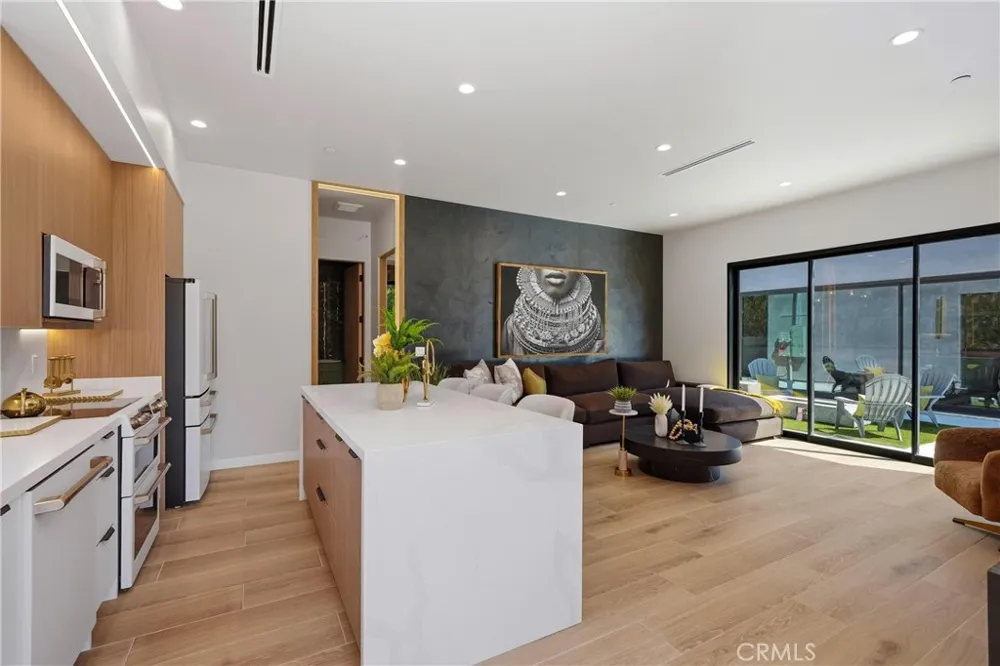 9400 Encino Avenue Northridge, CA 91325