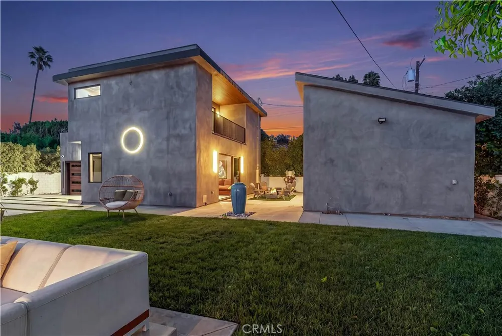 9400 Encino Avenue Northridge, CA 91325