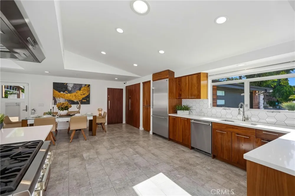 9400 Encino Avenue Northridge, CA 91325