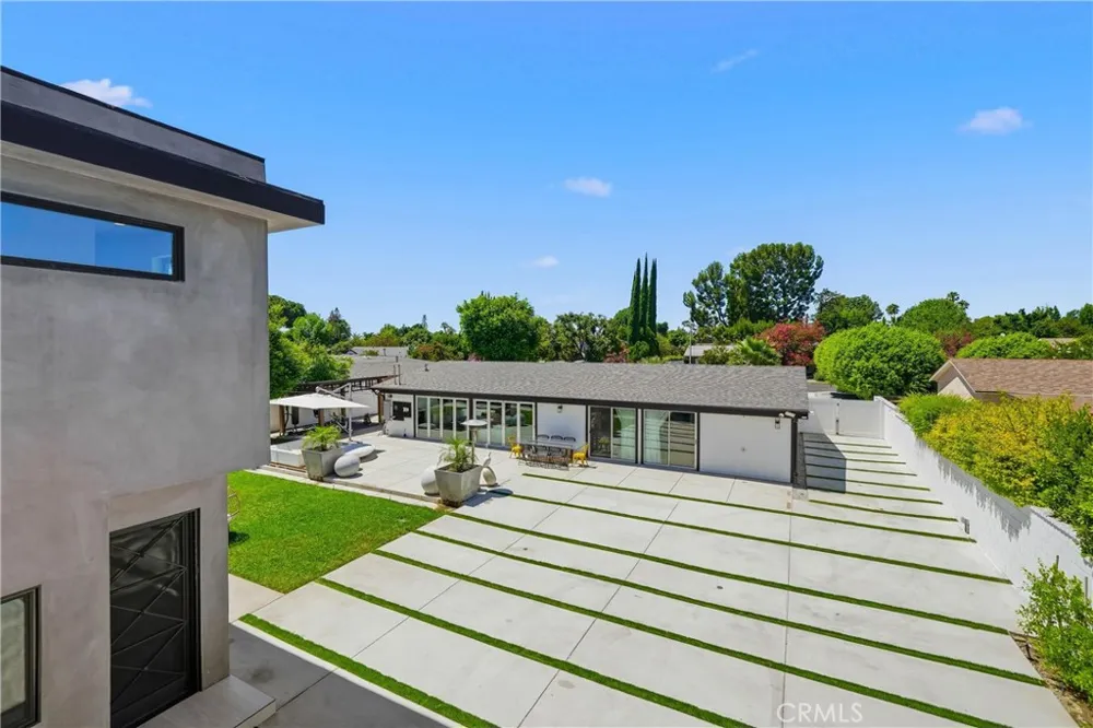 9400 Encino Avenue Northridge, CA 91325