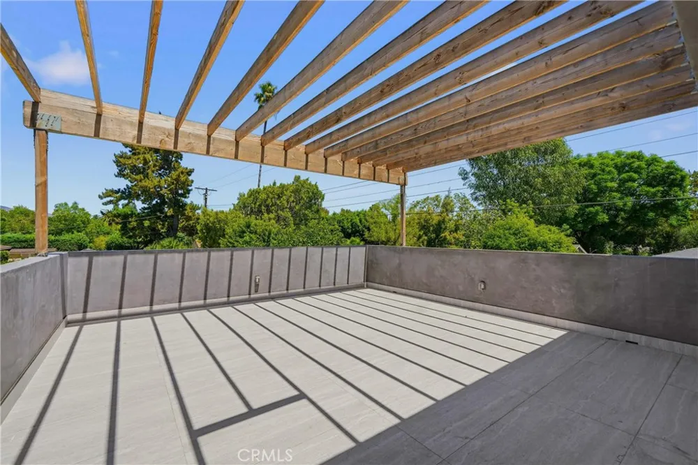 9400 Encino Avenue Northridge, CA 91325