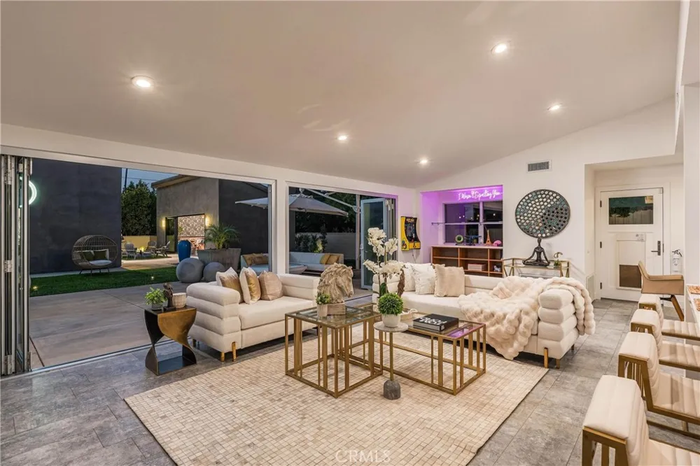 9400 Encino Avenue Northridge, CA 91325