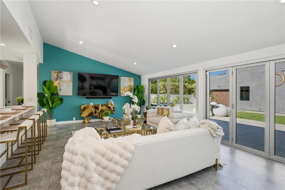 9400 Encino Avenue Northridge, CA 91325