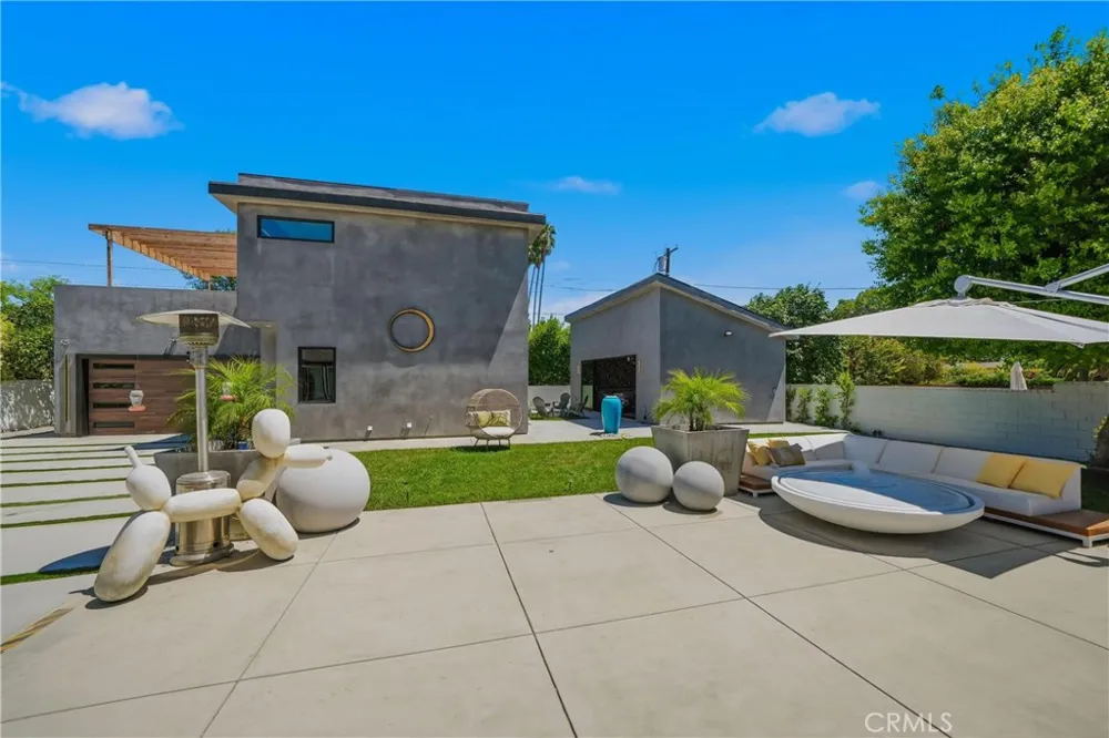 9400 Encino Avenue Northridge, CA 91325