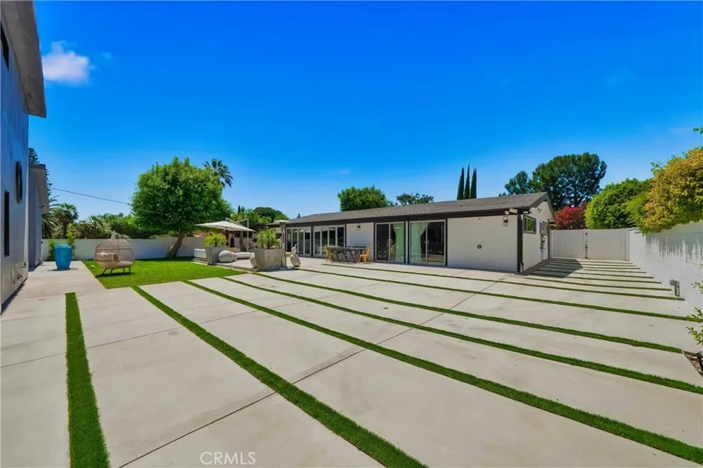 9400 Encino Avenue Northridge, CA 91325
