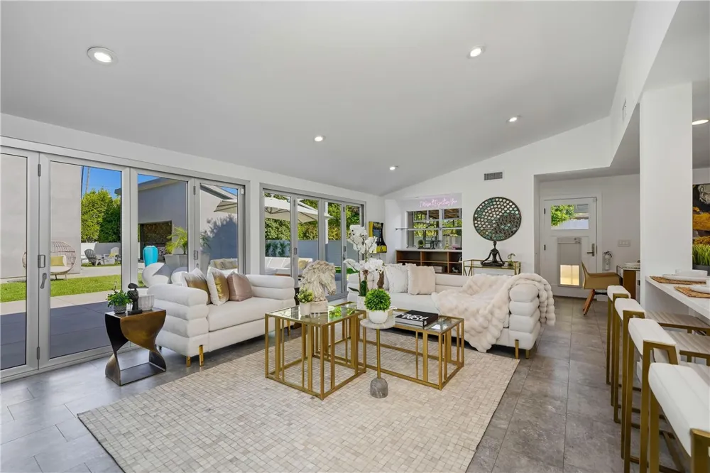 9400 Encino Avenue Northridge, CA 91325