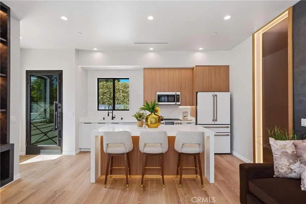 9400 Encino Avenue Northridge, CA 91325