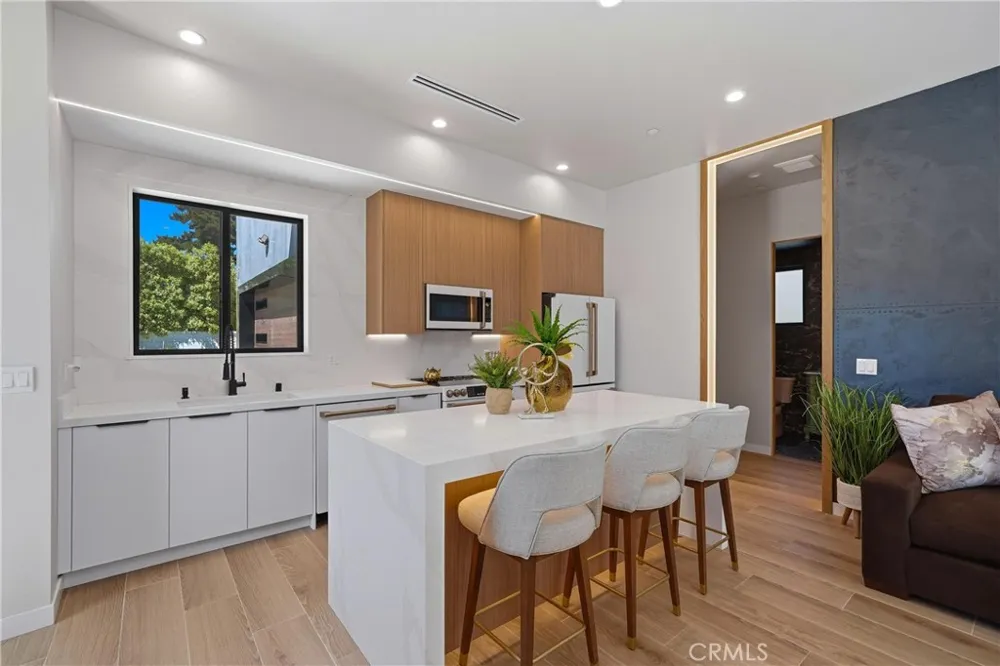 9400 Encino Avenue Northridge, CA 91325